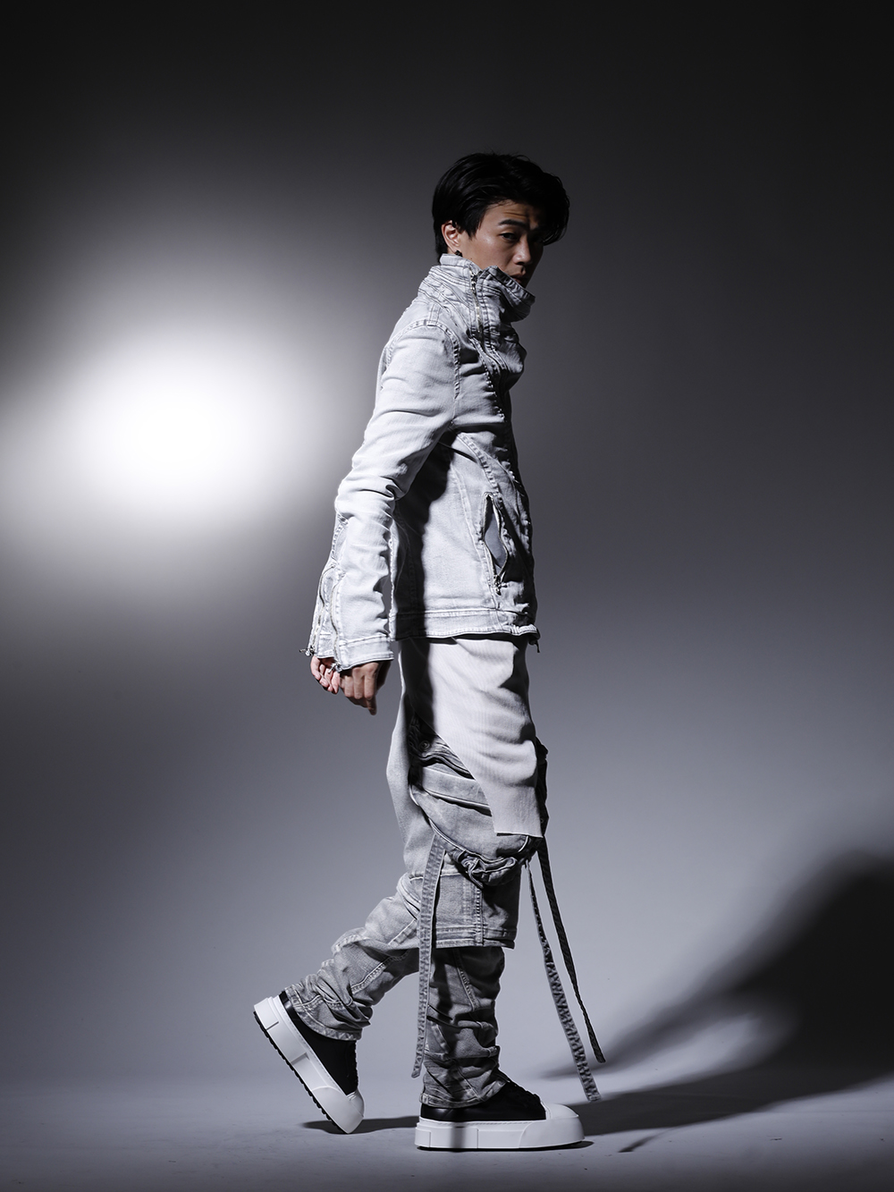 ユリウス 2022-23AW - 退廃的でミリタリーな雰囲気漂うスタイル - 799BLM22-PL(10.5oz ストレッチデニム カバードネック ジャケット) 799CUM25-Plaster(リブ アシンメトリーカットソー プラスター) 799PAM24-PL(10.5oz ストレッチデニム ガスマスク ワイドパンツ プラスター) 797FWM2-L-Black-White(カウレザー レースアップ スニーカー ブラック × ホワイト) - 1-006