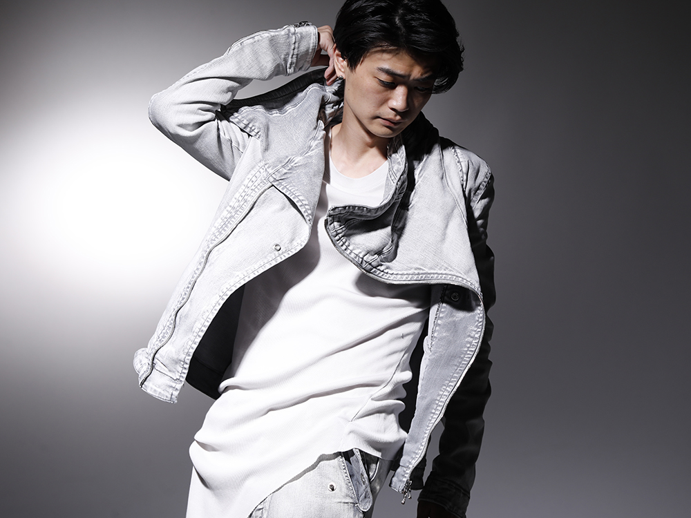 ユリウス 2022-23AW - ミリタリーモードな雰囲気漂うデニムジャケット - 799BLM22-PL(10.5oz ストレッチデニム カバードネック ジャケット) 799CUM25-Plaster(リブ アシンメトリーカットソー プラスター) - 2-001