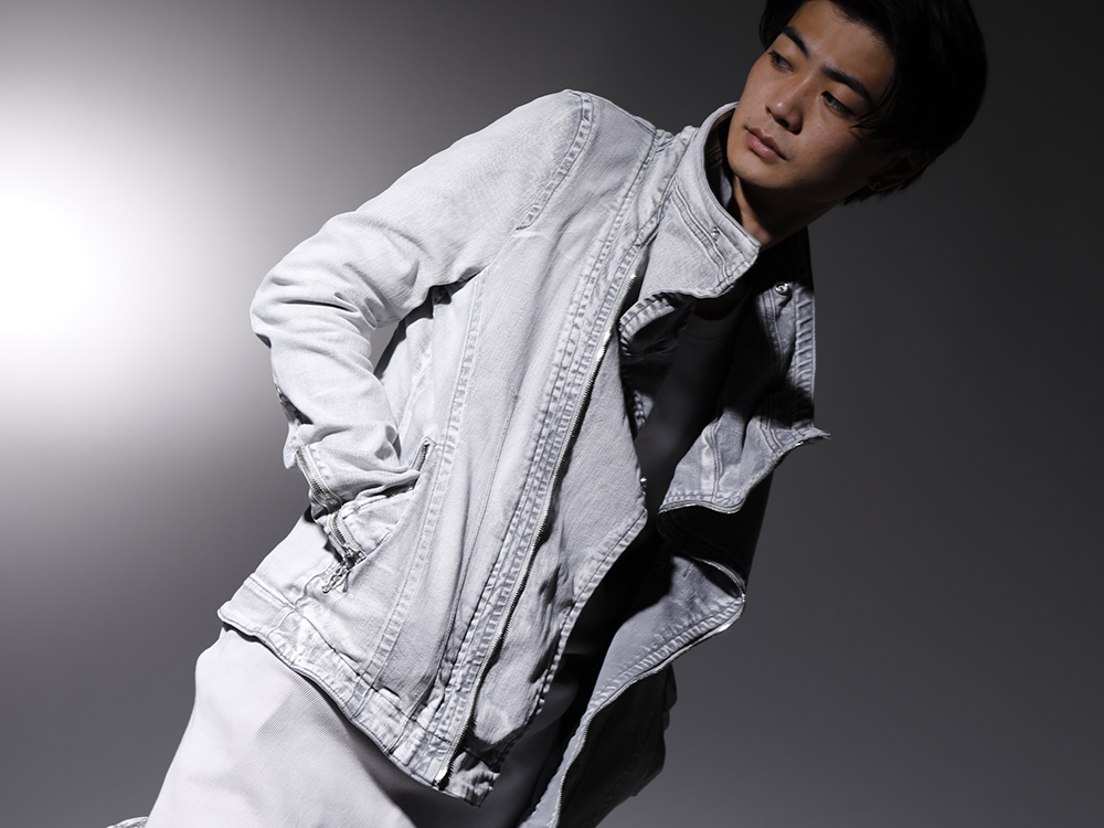 ユリウス 2022-23AW - ミリタリーモードな雰囲気漂うデニムジャケット - 799BLM22-PL(10.5oz ストレッチデニム カバードネック ジャケット) 799CUM25-Plaster(リブ アシンメトリーカットソー プラスター) - 2-002
