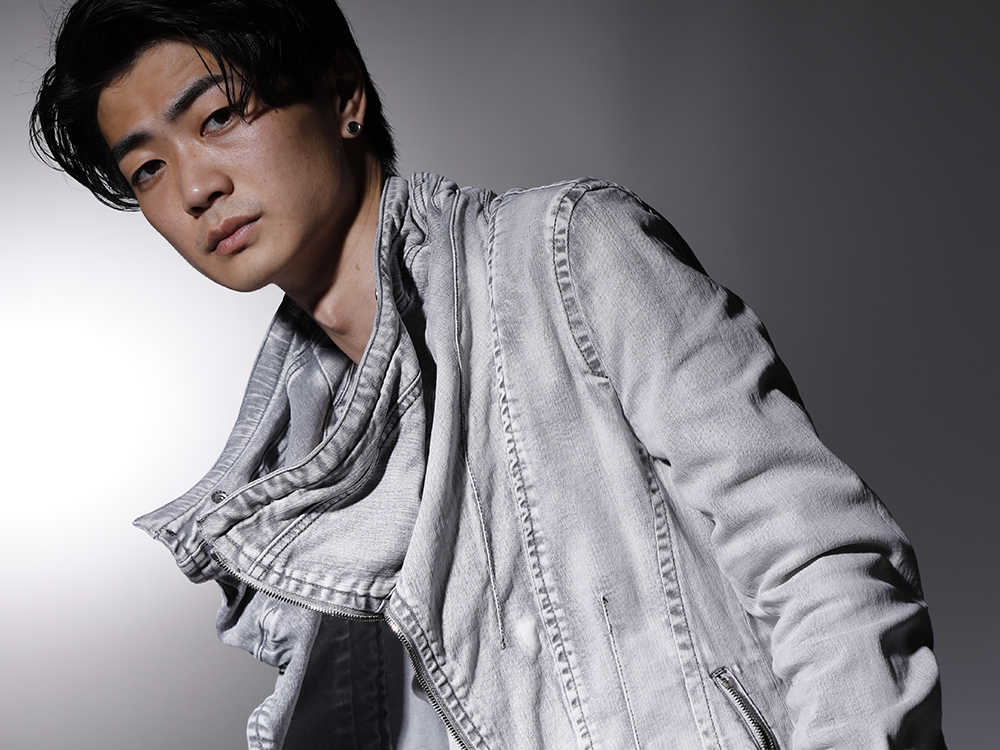 ユリウス 2022-23AW - ミリタリーモードな雰囲気漂うデニムジャケット - 799BLM22-PL(10.5oz ストレッチデニム カバードネック ジャケット) 799CUM25-Plaster(リブ アシンメトリーカットソー プラスター) - 2-004