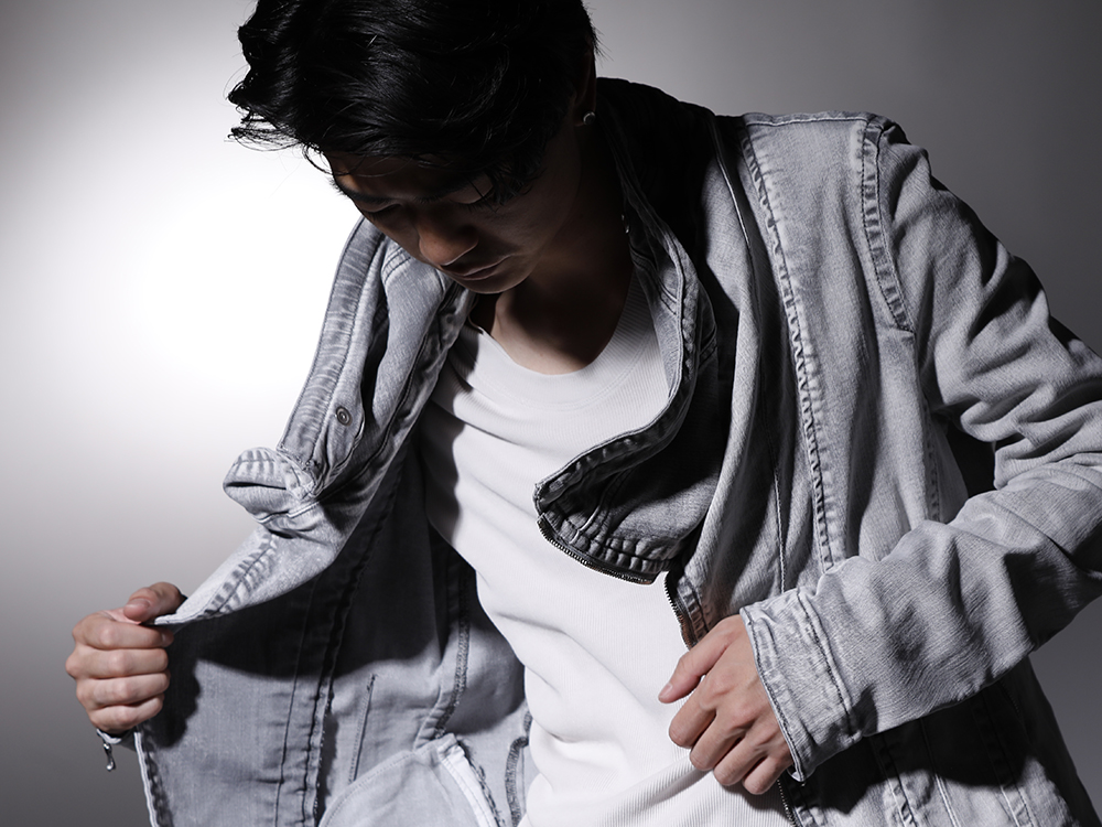 ユリウス 2022-23AW - ミリタリーモードな雰囲気漂うデニムジャケット - 799BLM22-PL(10.5oz ストレッチデニム カバードネック ジャケット) 799CUM25-Plaster(リブ アシンメトリーカットソー プラスター) - 2-005