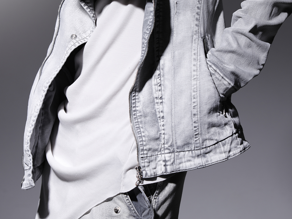 ユリウス 2022-23AW - ミリタリーモードな雰囲気漂うデニムジャケット - 799BLM22-PL(10.5oz ストレッチデニム カバードネック ジャケット) 799CUM25-Plaster(リブ アシンメトリーカットソー プラスター) - 2-006