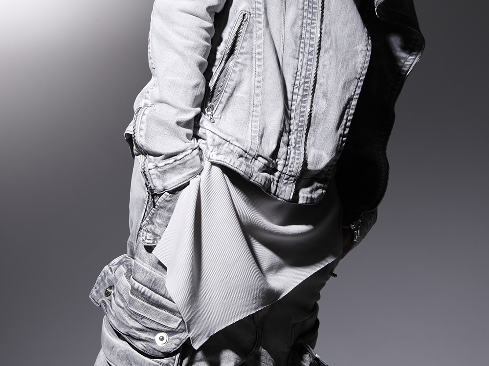 ユリウス 2022-23AW - ミリタリーモードな雰囲気漂うデニムジャケット - 799BLM22-PL(10.5oz ストレッチデニム カバードネック ジャケット) 799CUM25-Plaster(リブ アシンメトリーカットソー プラスター) - 2-008