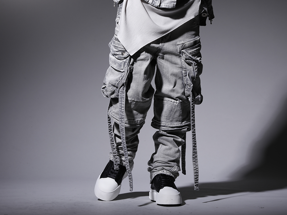 ユリウス 2022-23AW - ワイドシルエットでインパクト抜群のガスマスクパンツ - 799PAM24-PL(10.5oz ストレッチデニム ガスマスク ワイドパンツ プラスター) 797FWM2-L-Black-White(カウレザー レースアップ スニーカー ブラック × ホワイト) - 3-001