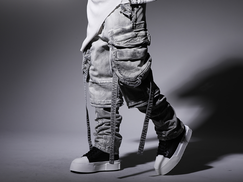ユリウス 2022-23AW - ワイドシルエットでインパクト抜群のガスマスクパンツ - 799PAM24-PL(10.5oz ストレッチデニム ガスマスク ワイドパンツ プラスター) 797FWM2-L-Black-White(カウレザー レースアップ スニーカー ブラック × ホワイト) - 3-002