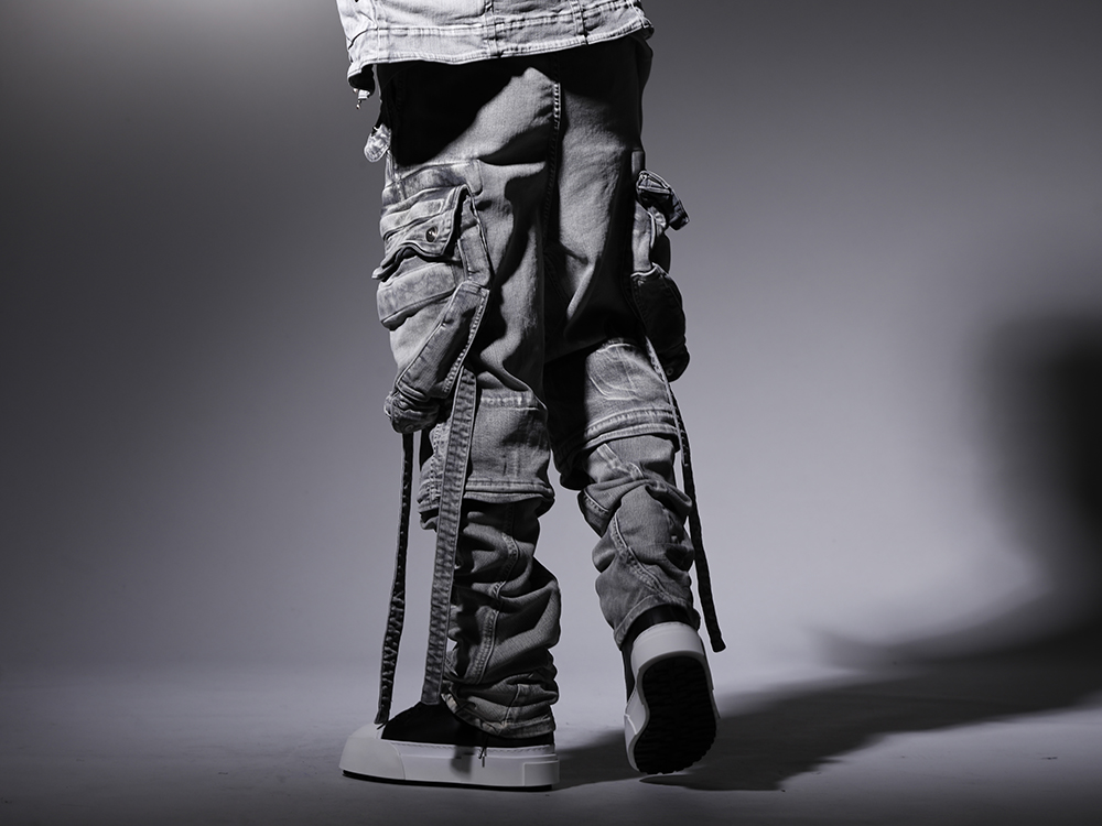 ユリウス 2022-23AW - ワイドシルエットでインパクト抜群のガスマスクパンツ - 799PAM24-PL(10.5oz ストレッチデニム ガスマスク ワイドパンツ プラスター) 797FWM2-L-Black-White(カウレザー レースアップ スニーカー ブラック × ホワイト) - 3-003