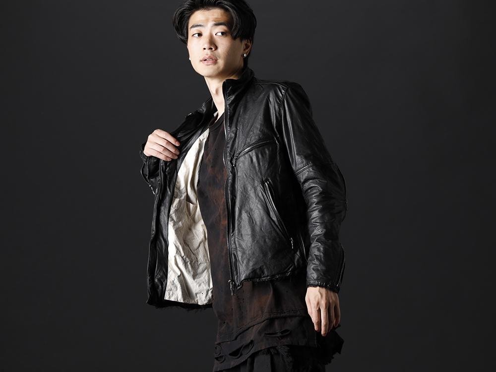 The Viridi-anne / D.HYGEN 2022-23AW - This style uses a leather jacket that will be very useful in the coming season. - VI-3504-06-Black(Goat Leather Jacket Black) ST101-0922A-Black(30/- Soft Cotton Jersey Damaged Long Sleeve T-Shirt Black) - 2-002