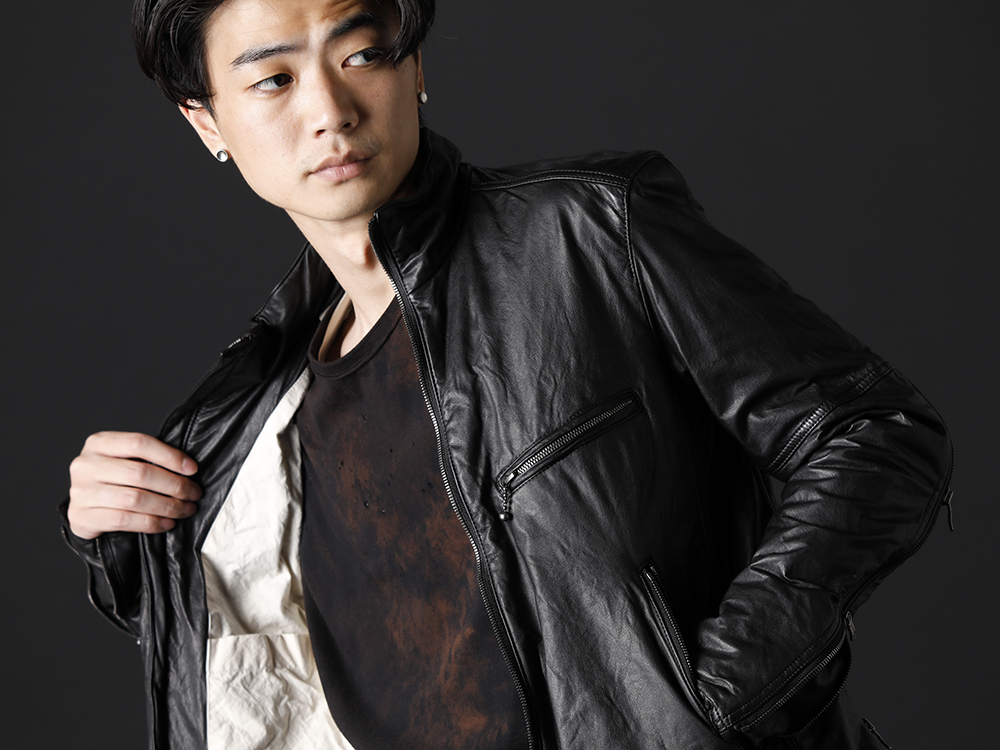 The Viridi-anne / D.HYGEN 2022-23AW - This style uses a leather jacket that will be very useful in the coming season. - VI-3504-06-Black(Goat Leather Jacket Black) ST101-0922A-Black(30/- Soft Cotton Jersey Damaged Long Sleeve T-Shirt Black) - 2-004