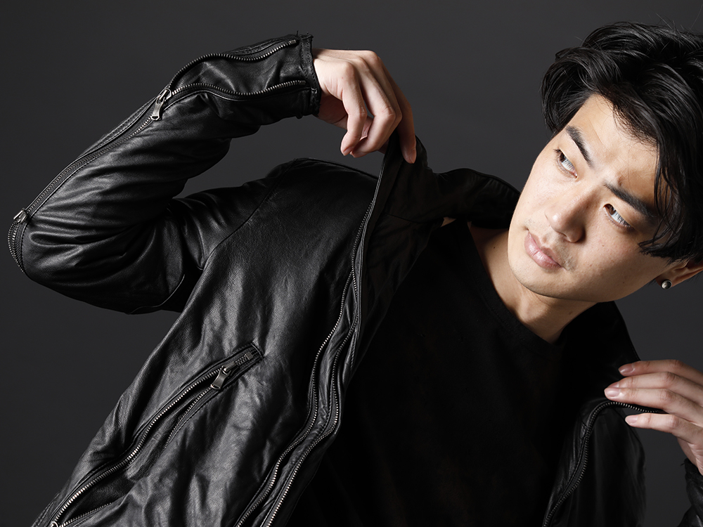 The Viridi-anne / D.HYGEN 2022-23AW - This style uses a leather jacket that will be very useful in the coming season. - VI-3504-06-Black(Goat Leather Jacket Black) ST101-0922A-Black(30/- Soft Cotton Jersey Damaged Long Sleeve T-Shirt Black) - 2-005