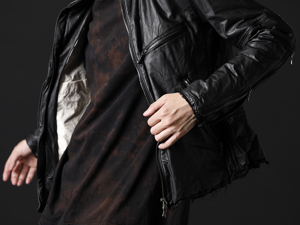 The Viridi-anne / D.HYGEN 2022-23AW - This style uses a leather jacket that will be very useful in the coming season. - VI-3504-06-Black(Goat Leather Jacket Black) ST101-0922A-Black(30/- Soft Cotton Jersey Damaged Long Sleeve T-Shirt Black) - 2-006