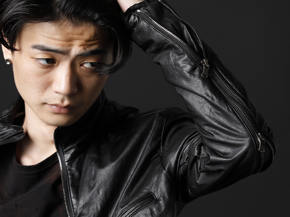 The Viridi-anne / D.HYGEN 2022-23AW - This style uses a leather jacket that will be very useful in the coming season. - VI-3504-06-Black(Goat Leather Jacket Black) ST101-0922A-Black(30/- Soft Cotton Jersey Damaged Long Sleeve T-Shirt Black) - 2-007