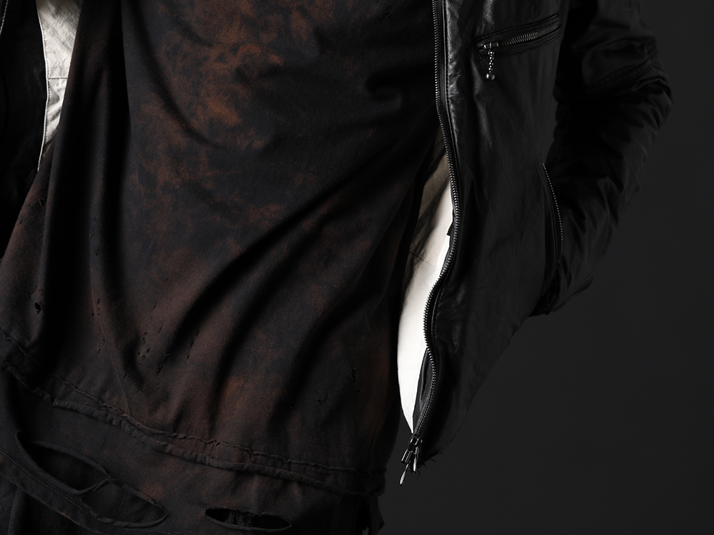 The Viridi-anne / D.HYGEN 2022-23AW - This style uses a leather jacket that will be very useful in the coming season. - VI-3504-06-Black(Goat Leather Jacket Black) ST101-0922A-Black(30/- Soft Cotton Jersey Damaged Long Sleeve T-Shirt Black) - 2-008