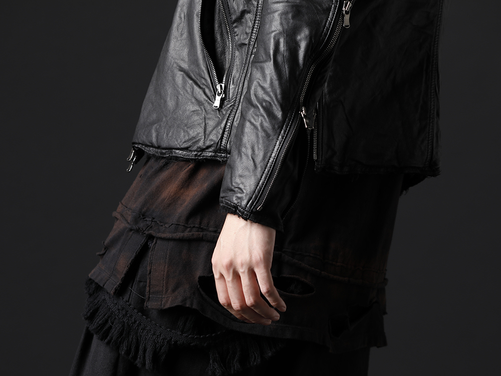 The Viridi-anne / D.HYGEN 2022-23AW - This style uses a leather jacket that will be very useful in the coming season. - VI-3504-06-Black(Goat Leather Jacket Black) ST101-0922A-Black(30/- Soft Cotton Jersey Damaged Long Sleeve T-Shirt Black) - 2-009