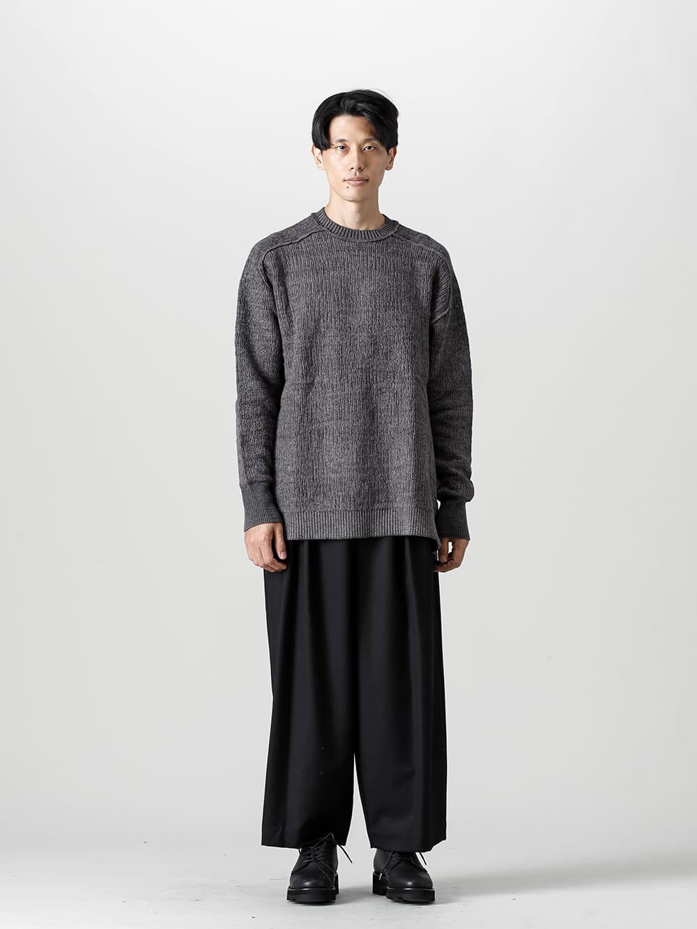 The Viridi-anne 22-23AW Styling - The Viridi-nne × VU Relaxed knit style! This is a relaxing knit style that is simple yet full of care! - VI-3531-07-Cotton Cashmere Pullover Gray - vu-a22-p10-Knee Wide Pants Black - RB-421-Derby Gore
