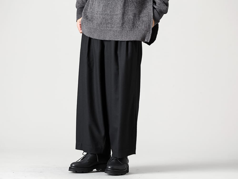VU 22-23AW Styling - The Viridi-nne × VU Relaxed knit style! Black pants with VU's signature tapered wide silhouette for beautiful legs! vu-a22-p10-Knee Wide Pants Black 3-001