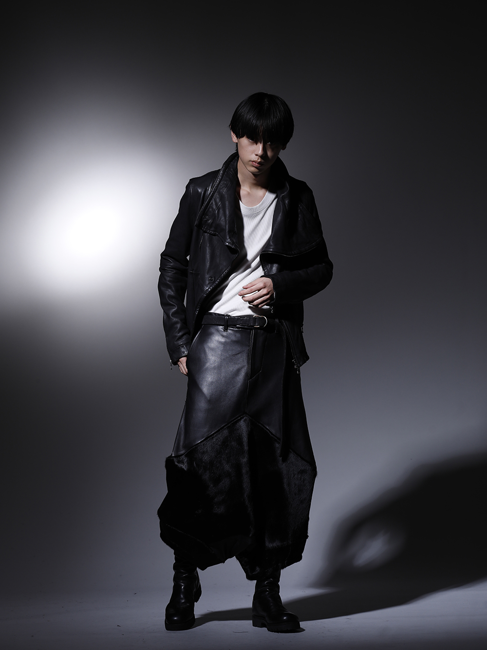 ユリウス / グイディ 2022-23AW スタイリング 今季を象徴するパンツをメインにレザーの作品を合わせたダークモードなAラインシルエットスタイル - ブランドの世界観をしっかりと味わえる1癖あるスタイル - 799BLM21(ラムレザー カバードネック ジャケット) 799CUM25-Plaster(リブ アシンメトリーカットソー プラスター) 797PAM8(ラムスキン / カウヘアー サルエルパンツ) BLT17-Black(ベルト バイソン フルグレイン レザー - BLT17 ブラック) 788V-black(バックジップブーツ ラバーソール - ホース フルグレイン レザー) - 1-001