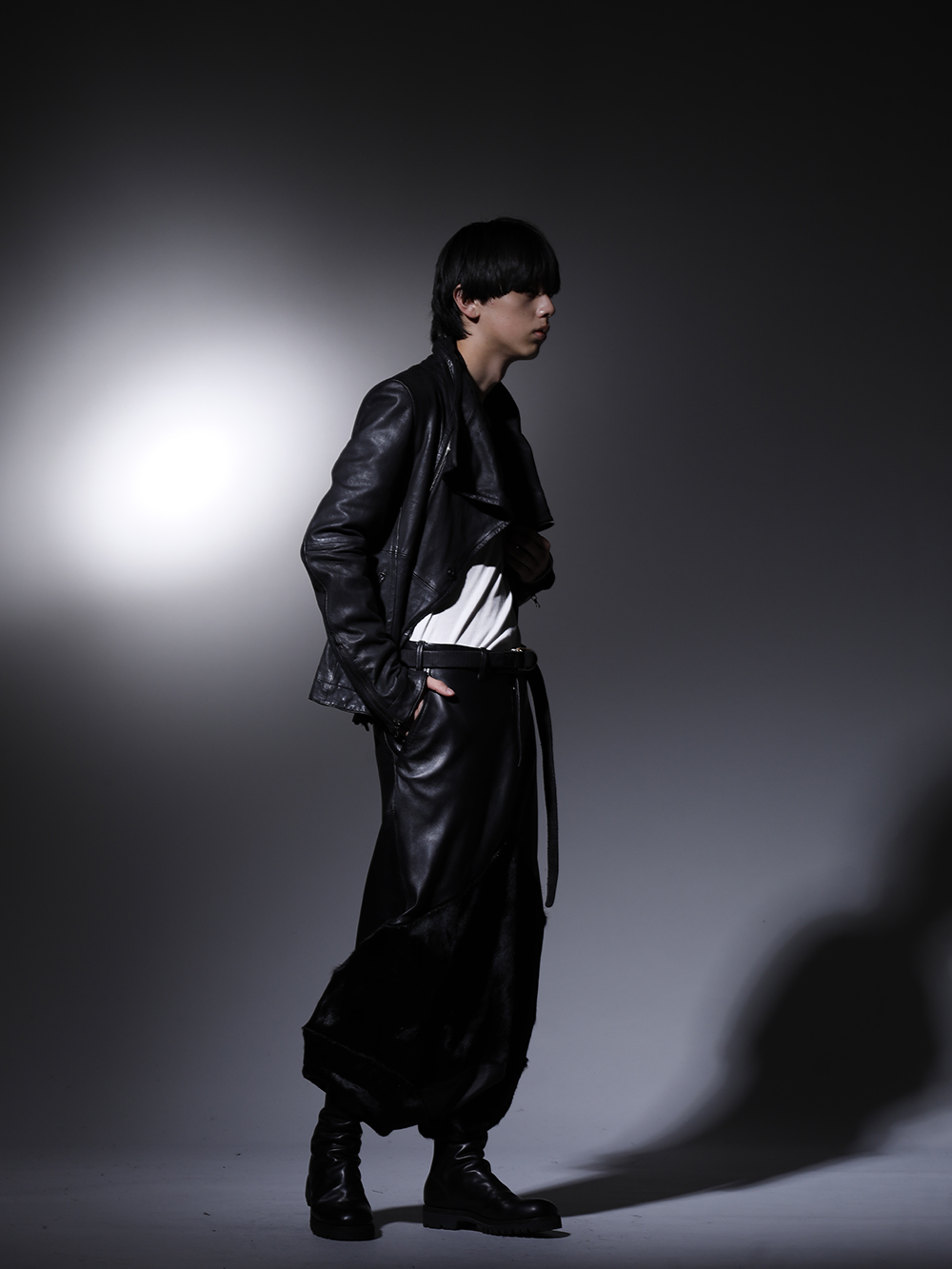 ユリウス / グイディ 2022-23AW - ブランドの世界観をしっかりと味わえる1癖あるスタイル - 799BLM21(ラムレザー カバードネック ジャケット) 799CUM25-Plaster(リブ アシンメトリーカットソー プラスター) 797PAM8(ラムスキン / カウヘアー サルエルパンツ) BLT17-Black(ベルト バイソン フルグレイン レザー - BLT17 ブラック) 788V-black(バックジップブーツ ラバーソール - ホース フルグレイン レザー) - 1-002