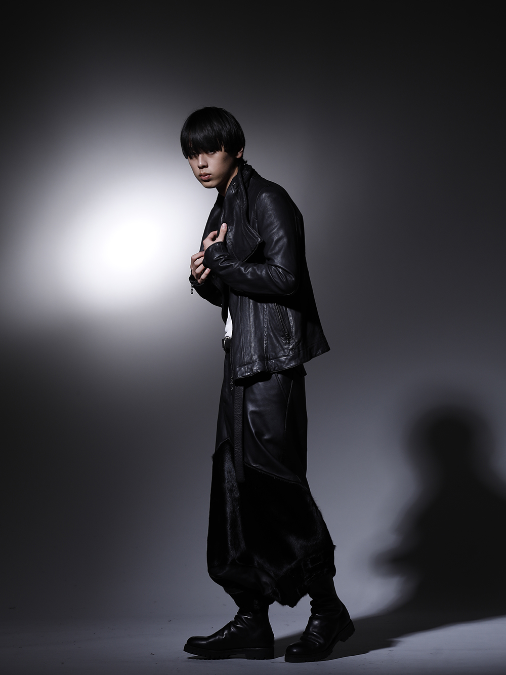 ユリウス / グイディ 2022-23AW - ブランドの世界観をしっかりと味わえる1癖あるスタイル - 799BLM21(ラムレザー カバードネック ジャケット) 799CUM25-Plaster(リブ アシンメトリーカットソー プラスター) 797PAM8(ラムスキン / カウヘアー サルエルパンツ) BLT17-Black(ベルト バイソン フルグレイン レザー - BLT17 ブラック) 788V-black(バックジップブーツ ラバーソール - ホース フルグレイン レザー) - 1-003