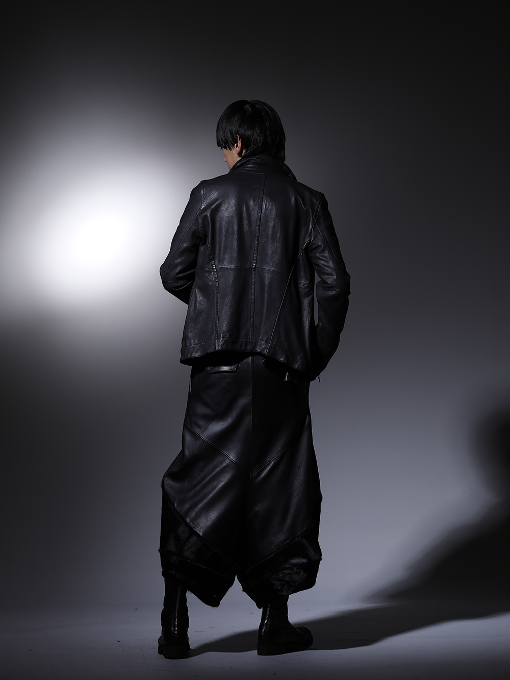 ユリウス / グイディ 2022-23AW - ブランドの世界観をしっかりと味わえる1癖あるスタイル - 799BLM21(ラムレザー カバードネック ジャケット) 799CUM25-Plaster(リブ アシンメトリーカットソー プラスター) 797PAM8(ラムスキン / カウヘアー サルエルパンツ) BLT17-Black(ベルト バイソン フルグレイン レザー - BLT17 ブラック) 788V-black(バックジップブーツ ラバーソール - ホース フルグレイン レザー) - 1-004