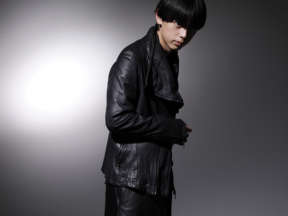 ユリウス 2022-23AW - ミリタリーモードさを味わえるレザージャケット - 799BLM21(ラムレザー カバードネック ジャケット) 799CUM25-Plaster(リブ アシンメトリーカットソー プラスター) - 2-001