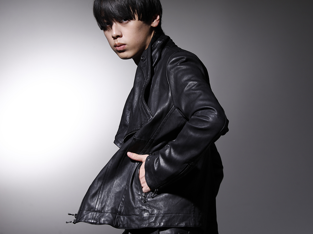 ユリウス 2022-23AW - ミリタリーモードさを味わえるレザージャケット - 799BLM21(ラムレザー カバードネック ジャケット) 799CUM25-Plaster(リブ アシンメトリーカットソー プラスター) - 2-002