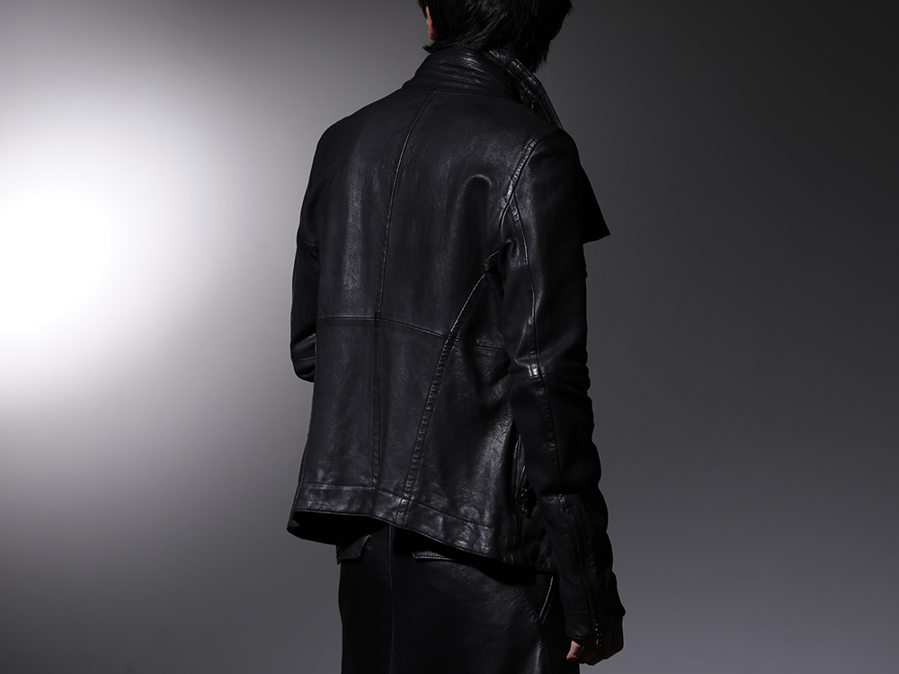 ユリウス 2022-23AW - ミリタリーモードさを味わえるレザージャケット - 799BLM21(ラムレザー カバードネック ジャケット) 799CUM25-Plaster(リブ アシンメトリーカットソー プラスター) - 2-003