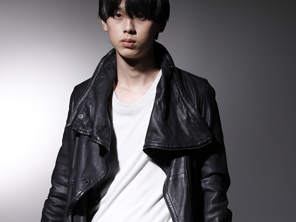 ユリウス 2022-23AW - ミリタリーモードさを味わえるレザージャケット - 799BLM21(ラムレザー カバードネック ジャケット) 799CUM25-Plaster(リブ アシンメトリーカットソー プラスター) - 2-004