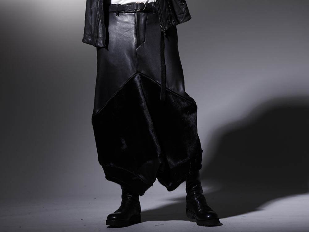 ユリウス / グイディ 2022-23AW - 今季を象徴するアヴァンギャルドなレザーパンツ - 797PAM8(ラムスキン / カウヘアー サルエルパンツ) BLT17-Black(ベルト バイソン フルグレイン レザー - BLT17 ブラック) 788V-black(バックジップブーツ ラバーソール - ホース フルグレイン レザー) - 3-001