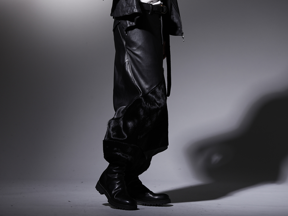 ユリウス / グイディ 2022-23AW - 今季を象徴するアヴァンギャルドなレザーパンツ - 797PAM8(ラムスキン / カウヘアー サルエルパンツ) BLT17-Black(ベルト バイソン フルグレイン レザー - BLT17 ブラック) 788V-black(バックジップブーツ ラバーソール - ホース フルグレイン レザー) - 3-002