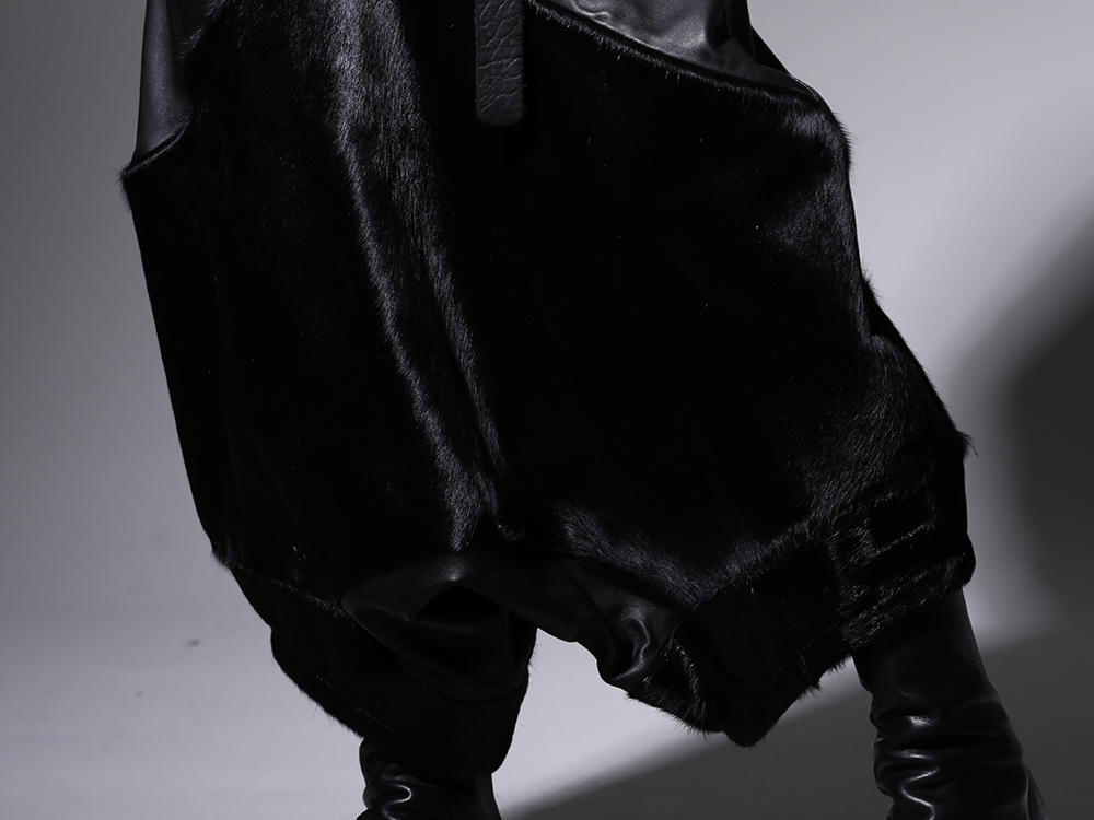 ユリウス 2022-23AW - 今季を象徴するアヴァンギャルドなレザーパンツ - 797PAM8(ラムスキン / カウヘアー サルエルパンツ) - 3-005