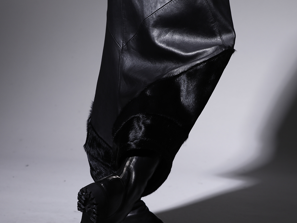 ユリウス 2022-23AW - 今季を象徴するアヴァンギャルドなレザーパンツ - 797PAM8(ラムスキン / カウヘアー サルエルパンツ) - 3-007