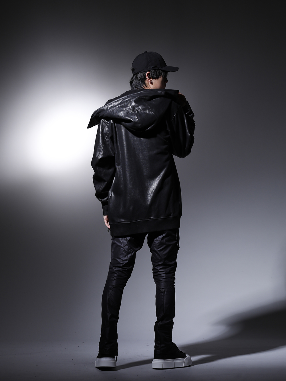 JULIUS / 11 BY BORIS BIDJAN SABERI 2022-23AW - A hoodie style that can be enjoyed season after season. - 799CUM21-C(Front Zip Coated Sweat Hoodie) 799CUM25-Charcoal(Rib Asymmetry Cutsewn Charcoal) 797PAM12(Cargo Pants Polyester Cotton Cloth) 797FWM2-L-Black-White(Cow Leather Lace Up Sneaker Black × White) 11xNE-9FORTY-20ss-Black(11 by BBS × New Era - 9 FORTY Cap Black x Black) - 1-004