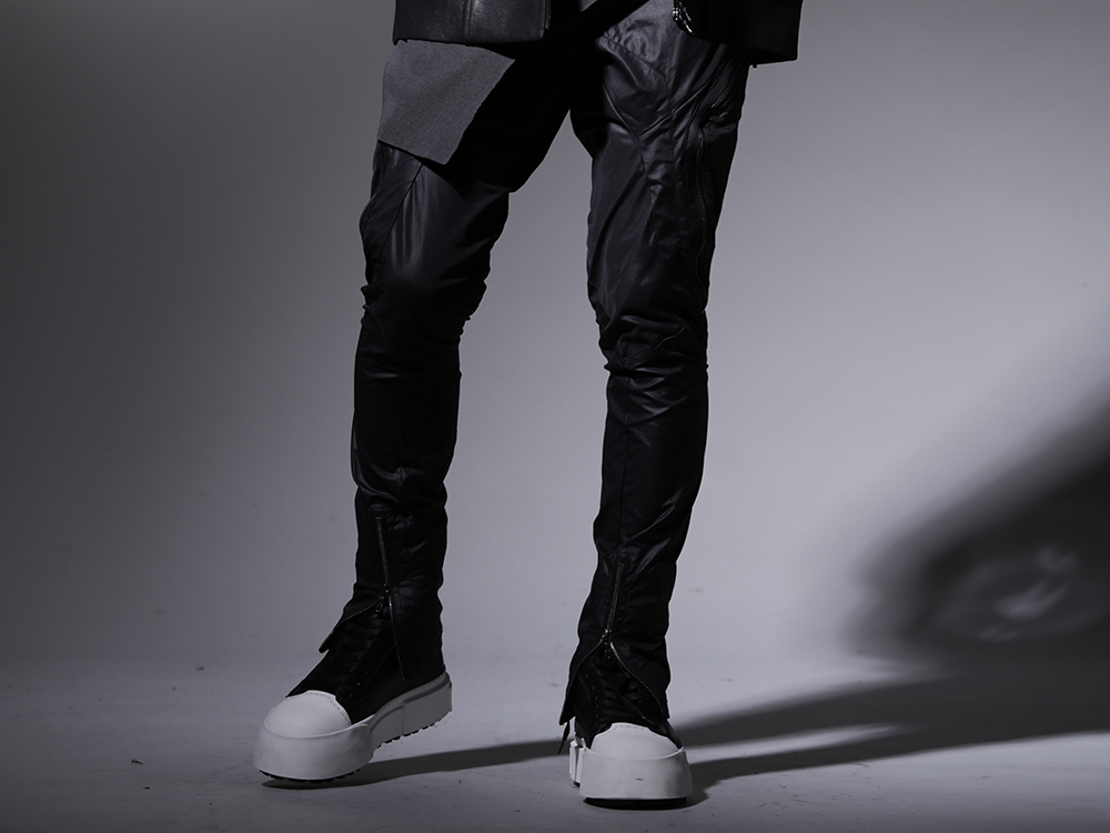 JULIUS 2022-23AW - Cargo pants from the JULIUS collection line paired with bulky sneakers. - 797PAM12(Cargo Pants Polyester Cotton Cloth) 797FWM2-L-Black-White(Cow Leather Lace Up Sneaker Black × White) - 3-001