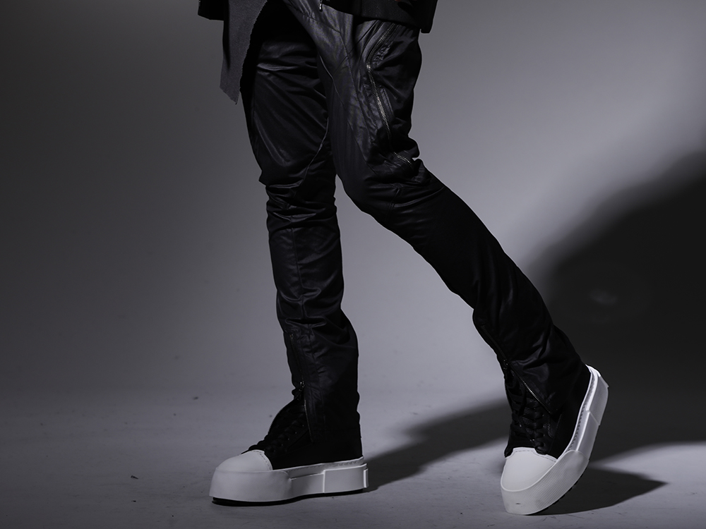 JULIUS 2022-23AW - Cargo pants from the JULIUS collection line paired with bulky sneakers. - 797PAM12(Cargo Pants Polyester Cotton Cloth) 797FWM2-L-Black-White(Cow Leather Lace Up Sneaker Black × White) - 3-002