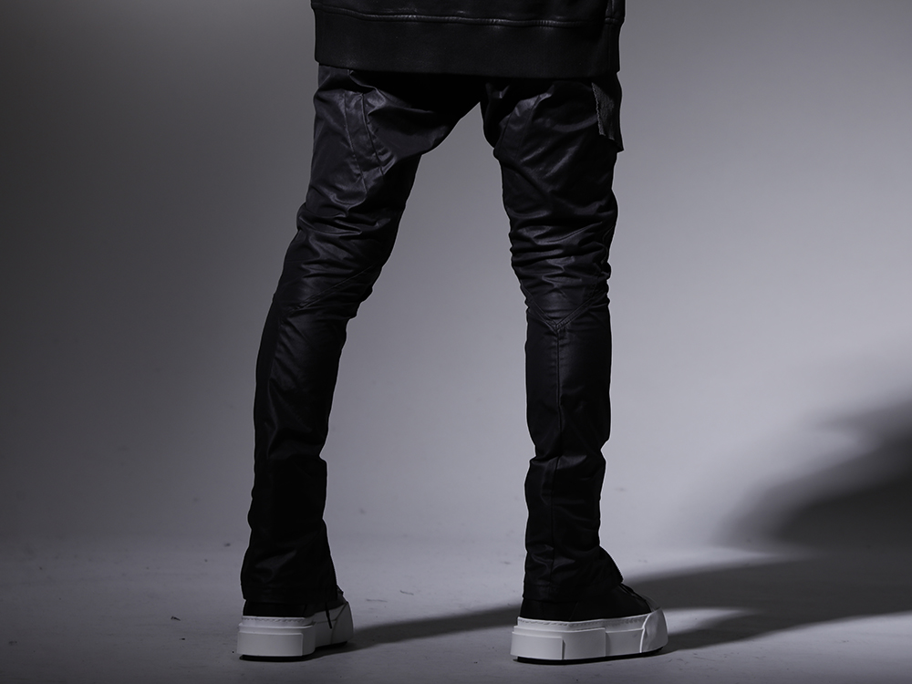 JULIUS 2022-23AW - Cargo pants from the JULIUS collection line paired with bulky sneakers. - 797PAM12(Cargo Pants Polyester Cotton Cloth) 797FWM2-L-Black-White(Cow Leather Lace Up Sneaker Black × White) - 3-003