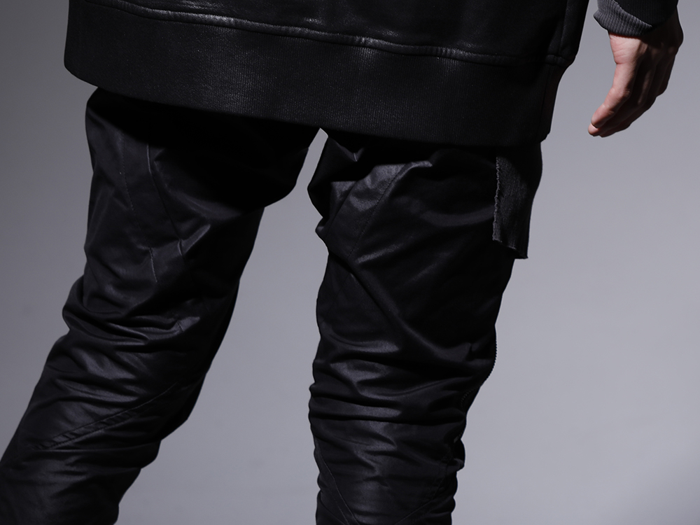 JULIUS 2022-23AW - Cargo pants from the JULIUS collection line paired with bulky sneakers. - 797PAM12(Cargo Pants Polyester Cotton Cloth) - 3-006