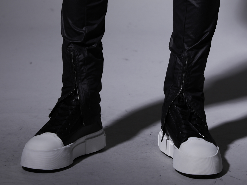 JULIUS 2022-23AW - Cargo pants from the JULIUS collection line paired with bulky sneakers. - 797FWM2-L-Black-White(Cow Leather Lace Up Sneaker Black × White) - 3-007