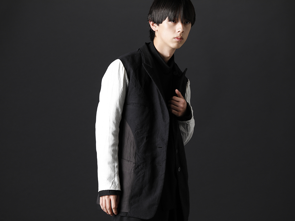 nude:masahiko maruyama / kujaku 2022-23AW This reversible jacket has a relaxed silhouette with a switch design between plain and stripes on the outer fabric and a completely different atmosphere with the white color scheme on the lining and the shiny texture on the back. - Tailored jacket filled with the brand's character - NU-1651(Reversible Oversized Jacket) KJ-22AW30-Black(sangoju pullover Black) - 2-001