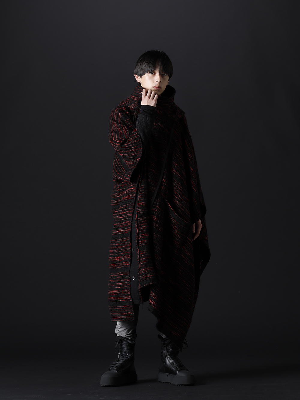 ヌード マサヒコマルヤマ / ユリウス / 2022-23AW スタイリング ブラックにレッドカラーが目を惹くツイード生地のポンチョをメインにした秋冬らしいオーバーサイズスタイル - オーバーサイズのポンチョをメインに色合いが目を惹くスタイリング - NU-1655(リバーシブル ポンチョ) NU-1660(レイヤード ハイネック ロングスリーブ Tシャツ) 787PAM5-GR(インダイレクト スキニーデニム グレー) 797FWM2-L-Black(カウレザー レースアップ スニーカー ブラック) - 1-001