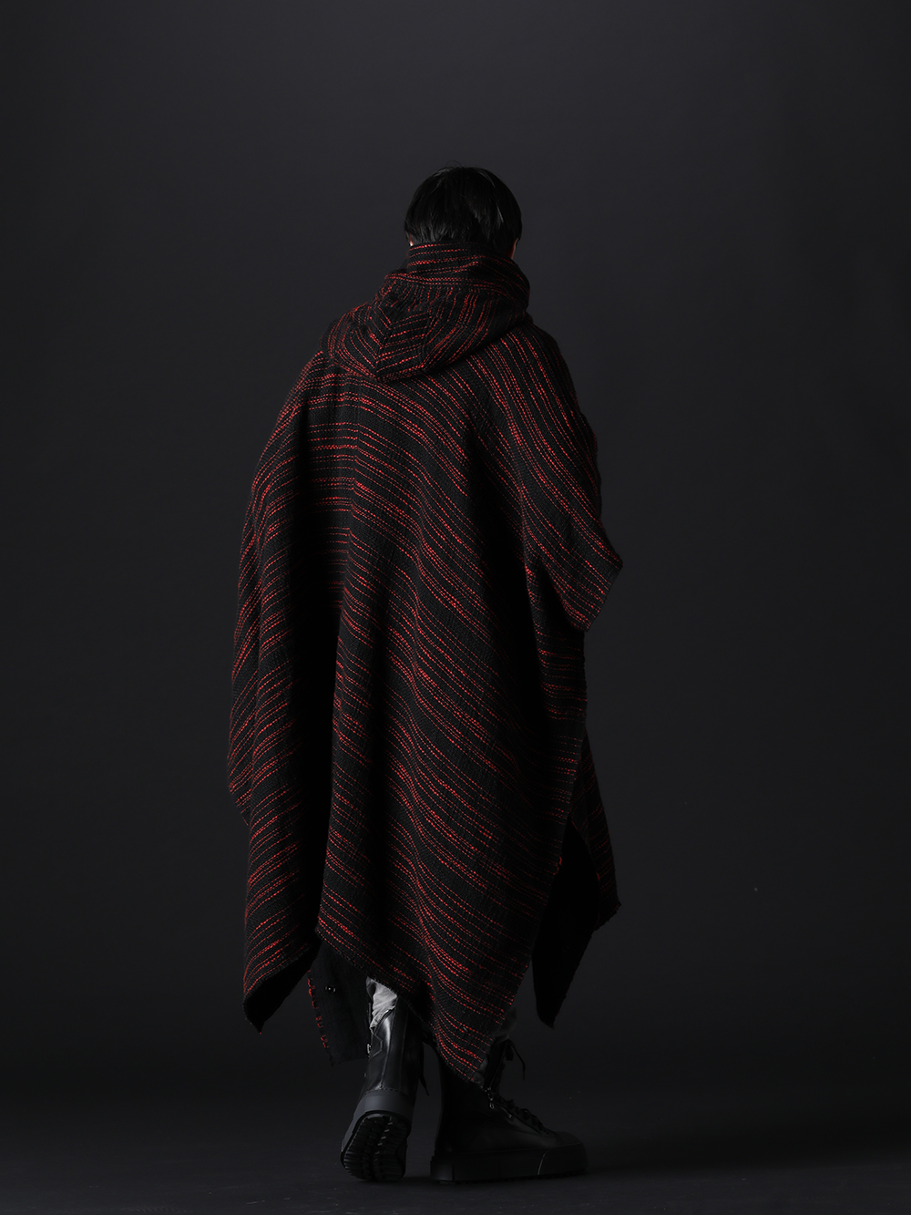 ヌード マサヒコマルヤマ / ユリウス 2022-23AW - オーバーサイズのポンチョをメインに色合いが目を惹くスタイリング - NU-1655(リバーシブル ポンチョ) NU-1660(レイヤード ハイネック ロングスリーブ Tシャツ) 787PAM5-GR(インダイレクト スキニーデニム グレー) 797FWM2-L-Black(カウレザー レースアップ スニーカー ブラック) - 1-003