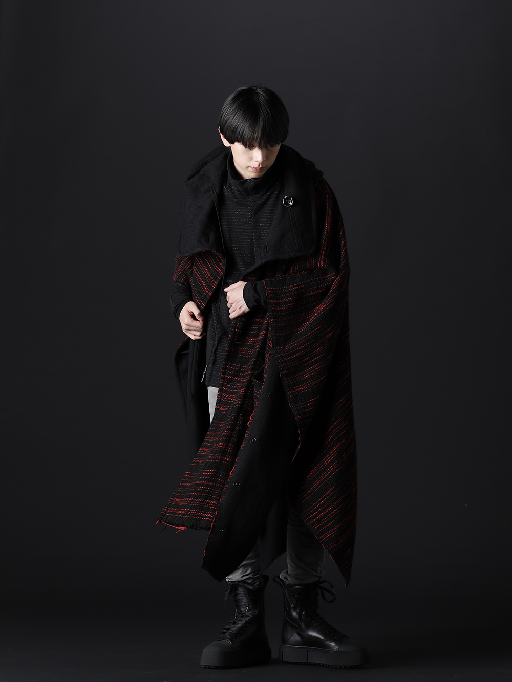 ヌード マサヒコマルヤマ / ユリウス 2022-23AW - オーバーサイズのポンチョをメインに色合いが目を惹くスタイリング - NU-1655(リバーシブル ポンチョ) NU-1660(レイヤード ハイネック ロングスリーブ Tシャツ) 787PAM5-GR(インダイレクト スキニーデニム グレー) 797FWM2-L-Black(カウレザー レースアップ スニーカー ブラック) - 1-004