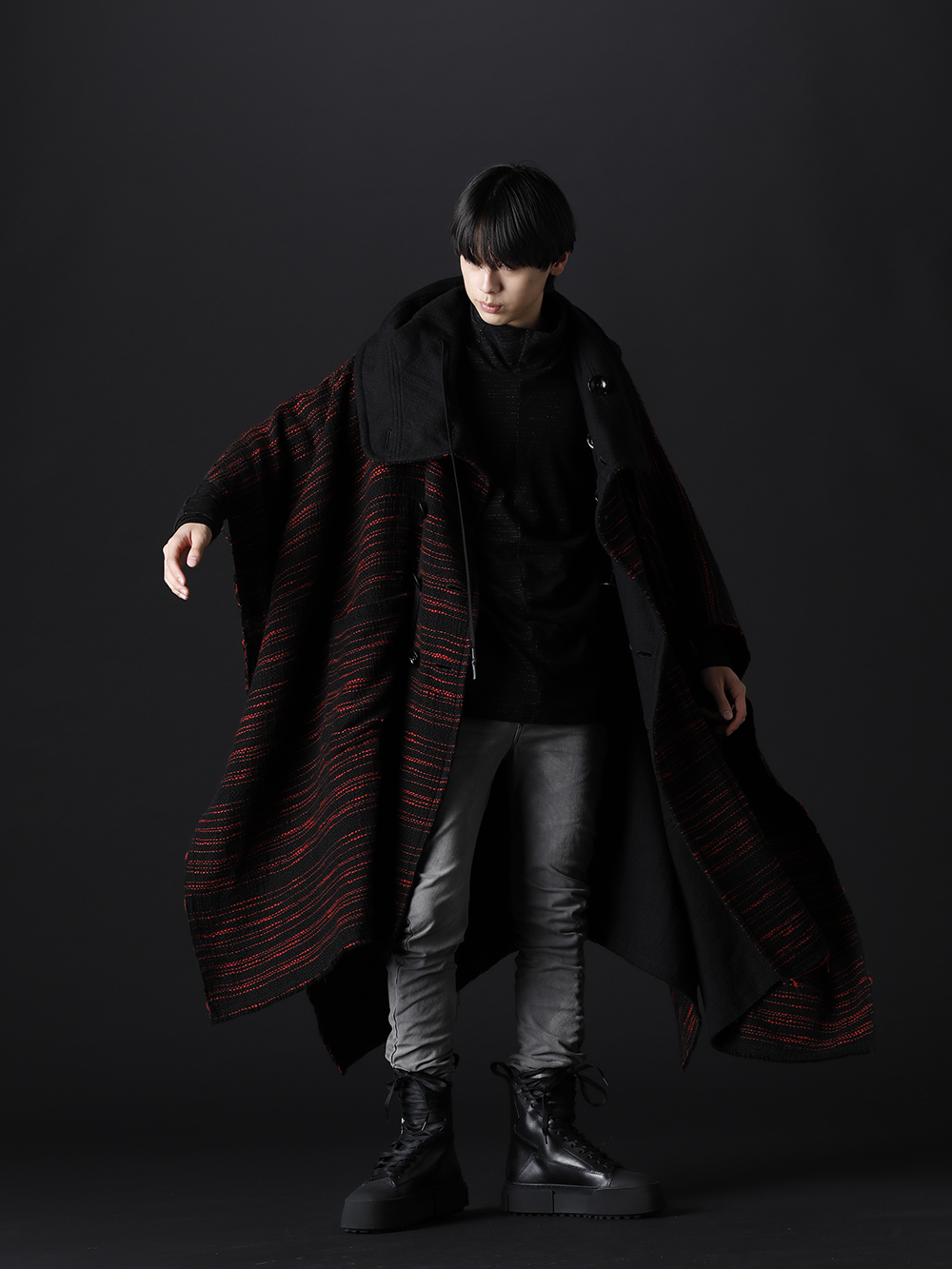 ヌード マサヒコマルヤマ / ユリウス 2022-23AW - オーバーサイズのポンチョをメインに色合いが目を惹くスタイリング - NU-1655(リバーシブル ポンチョ) NU-1660(レイヤード ハイネック ロングスリーブ Tシャツ) 787PAM5-GR(インダイレクト スキニーデニム グレー) 797FWM2-L-Black(カウレザー レースアップ スニーカー ブラック) - 1-005