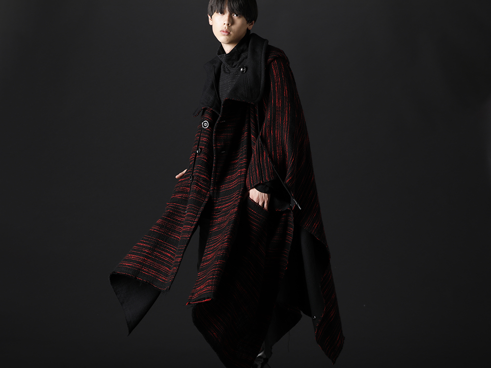 ヌード マサヒコマルヤマ 2022-23AW - 今季らしさを前面に味わえるデザインを落とし込んだ作品 - NU-1655(リバーシブル ポンチョ) NU-1660(レイヤード ハイネック ロングスリーブ Tシャツ) - 2-007