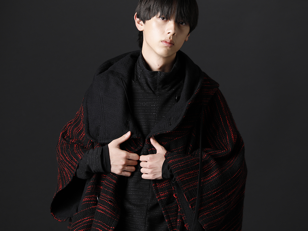 ヌード マサヒコマルヤマ 2022-23AW - 今季らしさを前面に味わえるデザインを落とし込んだ作品 - NU-1655(リバーシブル ポンチョ) NU-1660(レイヤード ハイネック ロングスリーブ Tシャツ) - 2-008