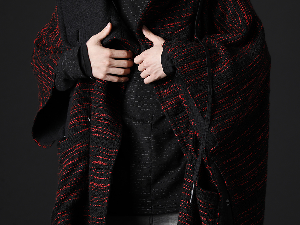 ヌード マサヒコマルヤマ 2022-23AW - 今季らしさを前面に味わえるデザインを落とし込んだ作品 - NU-1655(リバーシブル ポンチョ) NU-1660(レイヤード ハイネック ロングスリーブ Tシャツ) - 2-009