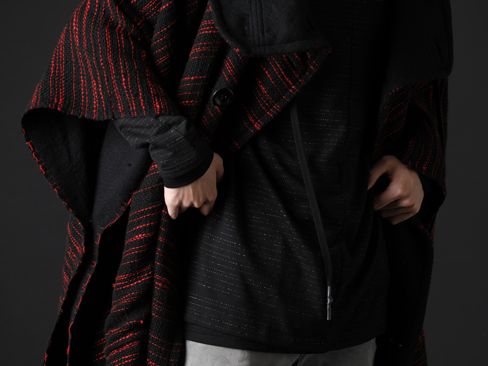 ヌード マサヒコマルヤマ 2022-23AW - 今季らしさを前面に味わえるデザインを落とし込んだ作品 - NU-1655(リバーシブル ポンチョ) NU-1660(レイヤード ハイネック ロングスリーブ Tシャツ) - 2-010