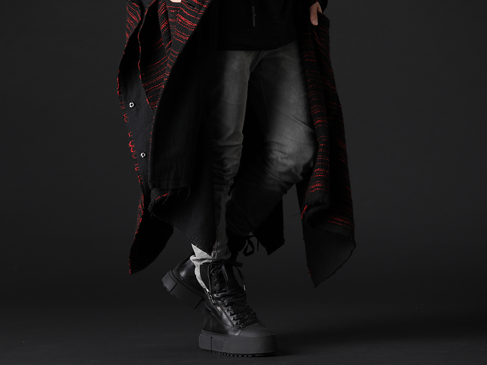 ユリウス 2022-23AW - 退廃的な雰囲気を漂わせるカラーリングのスキニーデニム - 787PAM5-GR(インダイレクト スキニーデニム グレー) 797FWM2-L-Black(カウレザー レースアップ スニーカー ブラック) - 3-001