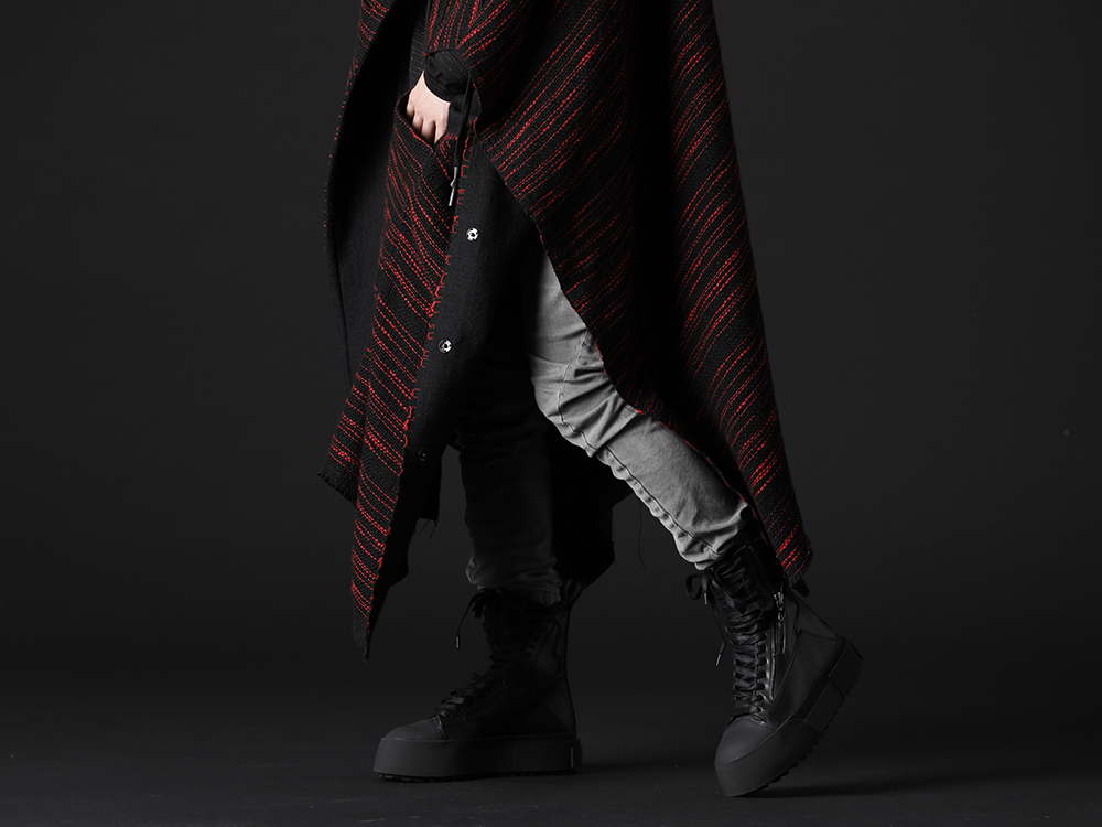 ユリウス 2022-23AW - 退廃的な雰囲気を漂わせるカラーリングのスキニーデニム - 787PAM5-GR(インダイレクト スキニーデニム グレー) 797FWM2-L-Black(カウレザー レースアップ スニーカー ブラック) - 3-002