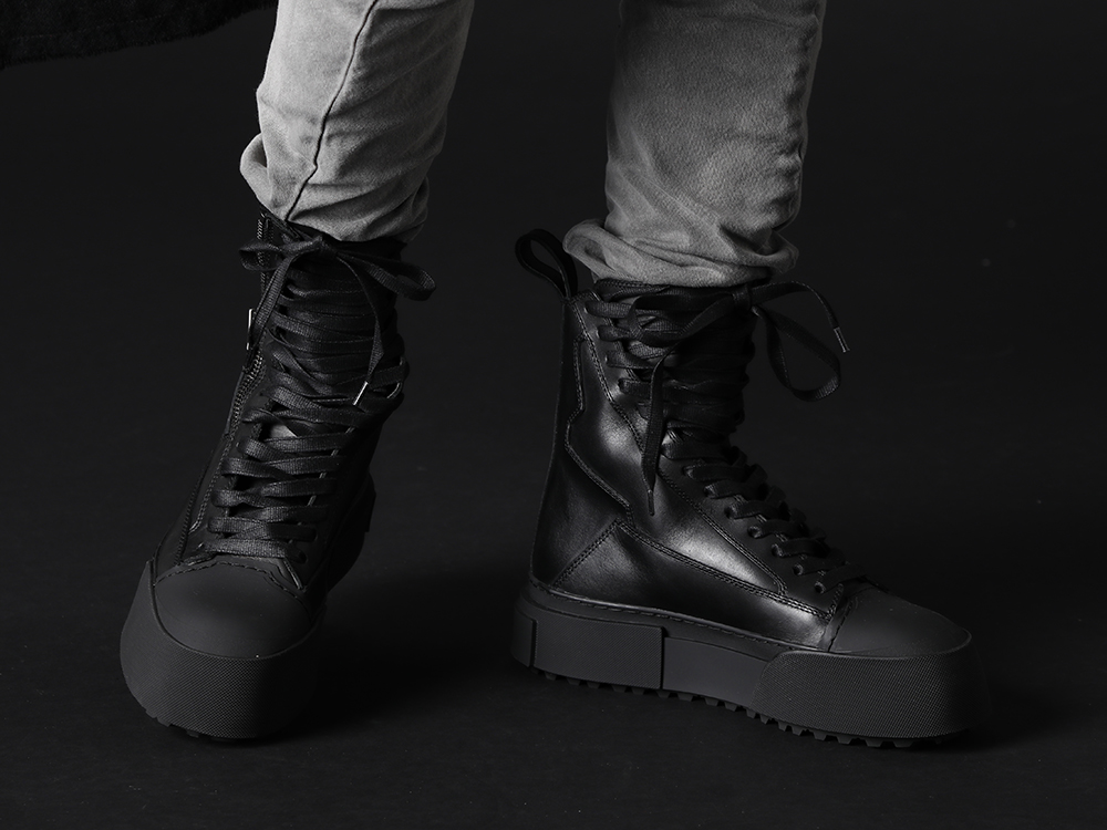 ユリウス 2022-23AW - 退廃的な雰囲気を漂わせるカラーリングのスキニーデニム - 797FWM2-L-Black(カウレザー レースアップ スニーカー ブラック) - 3-006