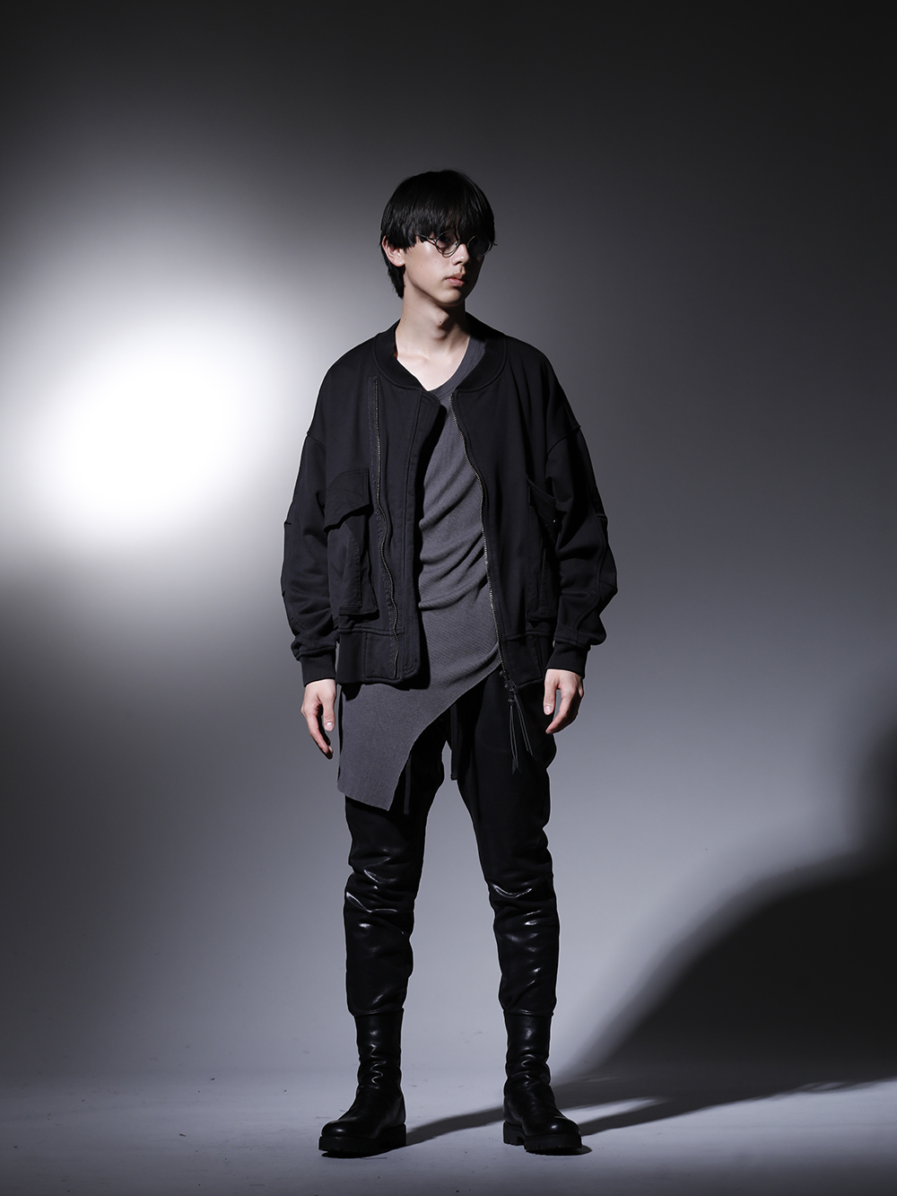 ユリウス / ザ ヴィリディアン / リガーズ  / グイディ 2022-23AW - カジュアルなスタイリングに生地感でアクセントを - VI-3536-01(コットン裏毛 MA-1ブルゾン) 799CUM25-Charcoal(リブ アシンメトリーカットソー チャコール) 799PAM26-C(コーティングスウェット シームドパンツ) 788V-black(バックジップブーツ ラバーソール - ホース フルグレイン レザー) RG1022TVA-JADE / INK(リガーズ 10周年 コラボレーション サングラス ジェイド / インク) - 1-001